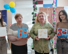 У Кам’янському жінки з Маріуполя помахом пензля оживили рельєфні маки на своїх полотнах 
