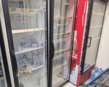 Цегла, пиво та цигарки: у Кам’янському вночі розтрощили торгові точки