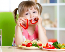 Діти і здорове харчування: дізнайтеся, як граючи привчити дитину до корисних страв