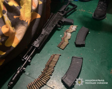 Автомат Калашникова, гранати та сотні патронів: мешканець Кам’янського району мав нелегальний арсенал