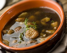 Спробуйте насичену юшку з білих грибів з часниковими грінками — зігріваючий зимовий суп