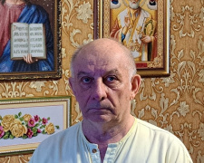 Пенсіонер з Кам’янського вишив цілу галерею картин