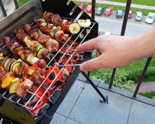 Шашлик за 4500 грн: штрафи для любителів смажити м'яско на балконі та у лісі 