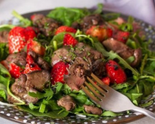 Салат із курячою печінкою та полуницею