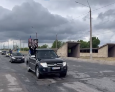 У Кам’янському відбувся автопробіг на підтримку українських військовополонених 