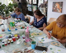 Петриківський розпис розквітає у серці Кам’янського: жінки готуються до великої виставки