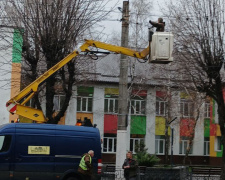 Кам&#039;янське в очікуванні свята: на проспект Шевченка повертають оновлену ілюмінацію