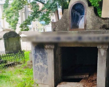 Цвинтарний вандал: у Кам&#039;янському районі чоловік пошкодив 10 могил