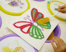 Казкове мистецтво: у Кам&#039;янському діти створювали кольорові картини під час пісочної арт-терапії