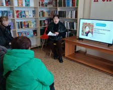 Квіти, що підкорили світ: у центральній бібліотеці Кам’янського пройшла лекція про Катерину Білокур