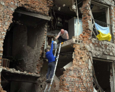 Зруйнований бойовими діями житловий будинок в українському місті