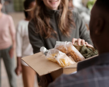 Продукти, одяг, засоби гігієни: де отримати допомогу для ВПО в Кам&#039;янському