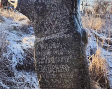 Спадщина на курганах: у Царичанці виявили надгробки, які намагалися приховати десятиліттями — що там написано
