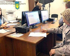 Сторічна мешканка Дніпропетровщини вперше отримала закордонний паспорт: куди вирушає бабуся