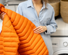 Хімчистка вдома: як випрати пуховик у пральній машині, щоб він не збився, і правильно сховати його до зими