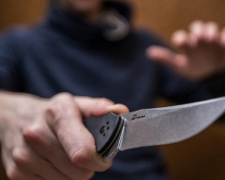 Чоловік вдарив друга ножем у груди: подробиці трагедії у Кам&#039;янському