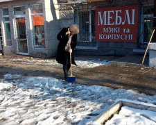 Комунальники Кам&#039;янського нагадали підприємцям про обов&#039;язкове прибирання снігу на прилеглій території