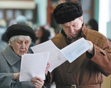 Пенсіонер розглядає банківську виписку з утриманнями