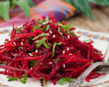 Скуштуйте яскравий вітамінний салат з буряка, моркви та яблук — зимовий заряд енергії