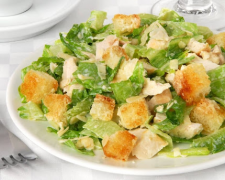 Приготуйте свіжий салат Цезар з куркою — легка та смачна страва для обіду