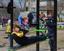 Де у Кам’янському можна покачати прес на свіжому повітрі: десятка топ-місць 