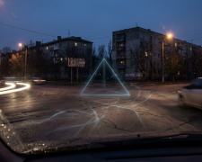 Аномальний світний трикутник на нічному перехресті проспекту Аношкіна та вулиці Чапаєва в Кам'янському, вид з автомобіля
