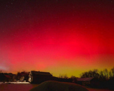 Магнітна буря подарувала Дніпропетровщині Полярне сяйво: небо над регіоном стало рожевим