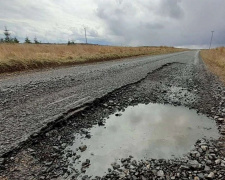 Щебінь VIP-рівня: у Кам’янському районі “закатали” мільйони гривень в ремонт доріг