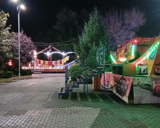 Осінь у світлі ліхтарів: центральний парк Кам’янського перетворився на казкову країну (ФОТО)