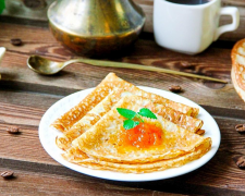 Спробуйте ніжні млинці на кефірі з дірочками — найпухкіші та найсмачніші, які ви колись готували