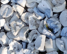 У Кам’янському яму на дорозі засипали гіпсовими щелепами