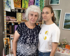 «Казковий світ Петриківки»: у Кам’янському показали унікальні роботи місцевої майстрині