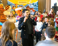 У Дніпрі діти-переселенці з Донецької області отримали новорічні вітання від Фонду Ріната Ахметова