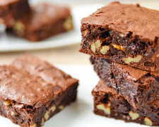 Приготуйте шоколадний брауні з горіхами - розкішний десерт для солодких вечорів