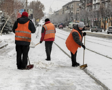 Боротьба зі снігом - у Кам&#039;янському розчищали трамвайні зупинки