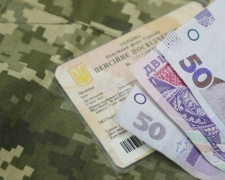 Мобілізований військовослужбовець отримує документи в Пенсійному фонді