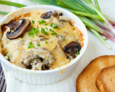 Спробуйте вершковий курячий жульєн — гаряча закуска до новорічного столу