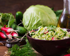 Зустріньте весну свіжим салатом з редиски, молодої капусти та зелені — хрусткий вітамінний вибух