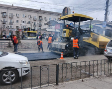 Дорожній сезон у Кам’янському: на проспекті Свободи розпочали укладання нового покриття