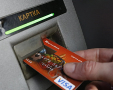 Українцям масово блокують банківські рахунки: в чому причина, розповіли юристи