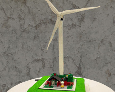 Коли торт - це мистецтво: кондитер з Дніпропетровщини створив LEGO-модель вітрогенератора заввишки 1,5 метра та вагою 11 кг