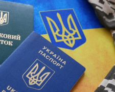 Вручення повісток українцям за кордоном у 2025 році: чи можуть дипустанови їх видавати 