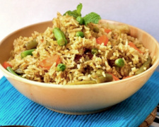 Спробуйте ароматний плов з рису та сочевиці — ситна страва без м'яса з гуманітарки