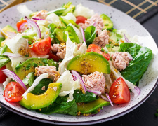 Ароматний салат з тунцем та овочами: готуємо легку й ситну страву за 10 хвилин