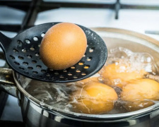 Як зварити ідеальні яйця без шкаралупи: універсальний лайфхак для швидкого приготування