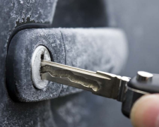 Як швидко розморозити замок авто взимку: перевірені способи