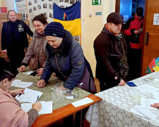 В Камʼянському переселенці з Авдіївки отримали до прийдешніх свят продуктові кошики