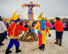 Готуємося до весни: коли пекти млинці та спалювати опудало на Масницю