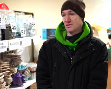 Від кришечок до прикрас: що роблять зі сміття на єдиній сортувальній станції Дніпра