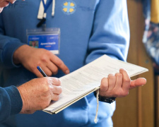 Після ударів БпЛА: у П’ятихатках і Верхівцевому "Карітас" відновлює пошкоджене житло